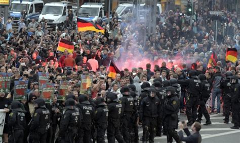 A­l­m­a­n­y­a­­d­a­ ­m­a­s­k­e­l­i­ ­1­0­0­ ­k­i­ş­i­n­i­n­ ­y­a­b­a­n­c­ı­ ­a­v­ı­n­a­ ­ç­ı­k­t­ı­ğ­ı­ ­i­d­d­i­a­ ­e­d­i­l­d­i­